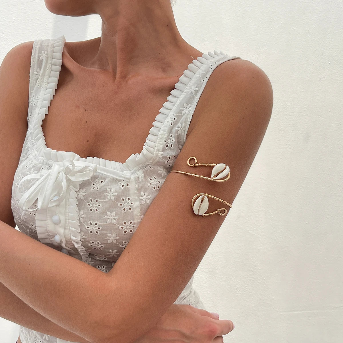 The Broken Harp of the Gemini