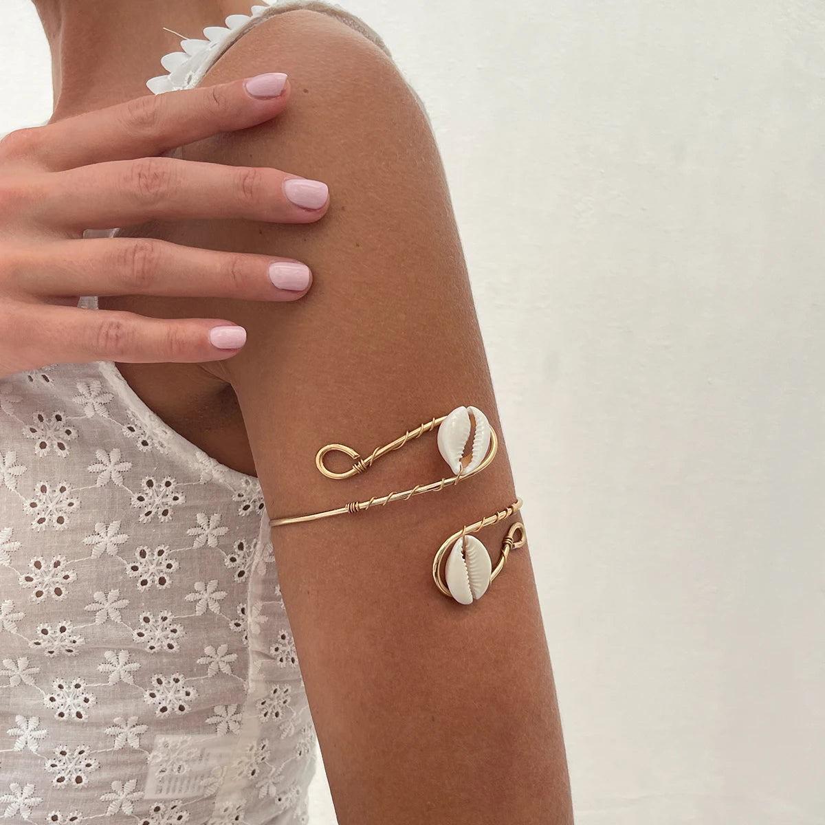 The Broken Harp of the Gemini