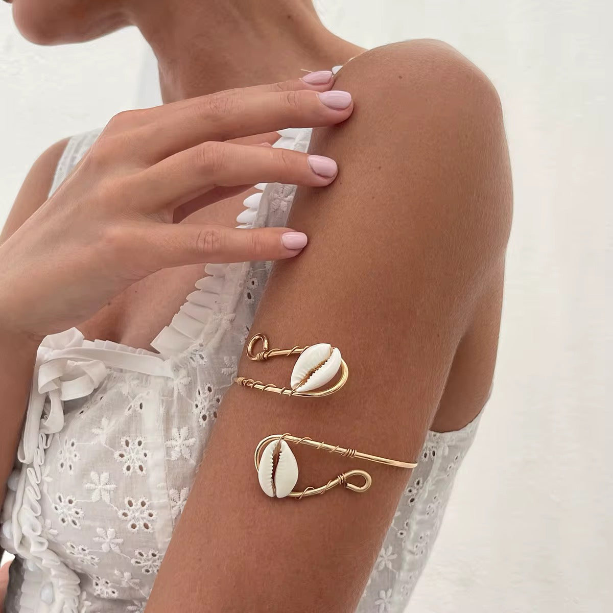 The Broken Harp of the Gemini